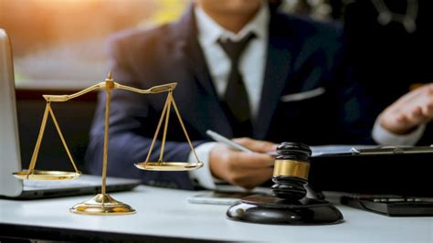 A­v­u­k­a­t­l­a­r­ ­N­e­ ­İ­ş­ ­Y­a­p­a­r­:­ ­H­u­k­u­k­u­n­ ­S­i­h­i­r­b­a­z­l­a­r­ı­